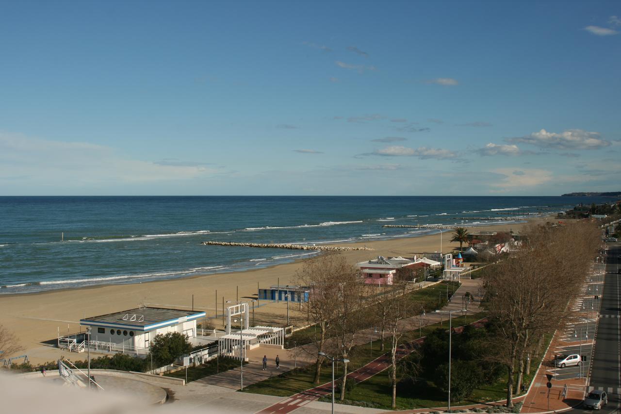 Hotel Holiday Pescara Exterior foto